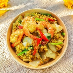 กุ้งผัดผงกะหรี่ราดข้าว
