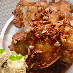 สะโพกไก่พริกไร้กระดูก 2 ชิ้น + ข้าวเหนียวนุ่ม 2 ห่อ