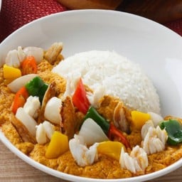 ข้าวหน้าเนื้อปูก้อนผัดผงกะหรี่