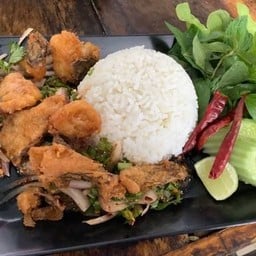 ข้าวปลานิลทอดคลุกลาบ