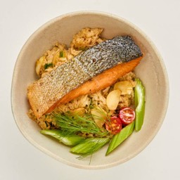 ข้าวผัดกระเทียมปลาแซลมอนย่าง