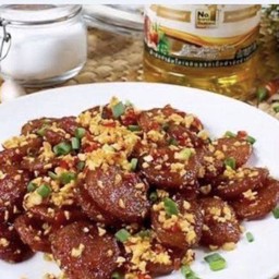 ข้าวหมูกุนเชียงทอดราดพริกกระเทียม