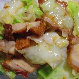 ผัดกะหล่ำปลีหมูกรอบ (กับข้าว)