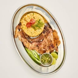 ข้าวผัดไข่กระเทียมพร้อมพอร์คช็อป