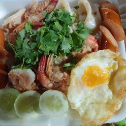 ทะเลกระเทียม+ไข่ดาว+ไส้กรอก