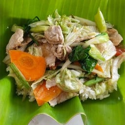 ผัดผักรวมราดข้าว(ใส่กาดขาว คะน้า แครอท)