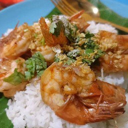 กุ้งคั่วกระเทียม ราดข้าว