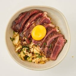 ข้าวผัดมันเนื้อวากิว พร้อมไข่แดงสด