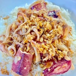 ข้าวหมึกผัดกระเทียมพริกไทย