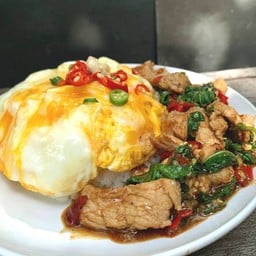 ข้าวไข่เยิ้มกระเพราหมูนุ่มจัดเต็มไข่2ฟอง