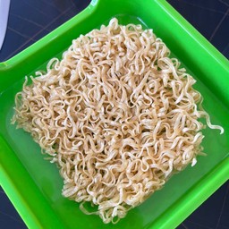 เส้นมาม่าเหลือง