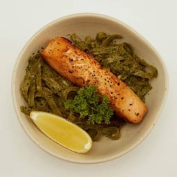 เส้นเฟตตูชินีผักโขมผัดซอสเพสโต้ พร้อมแซลมอนย่าง