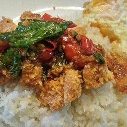 ข้าวกระเพราหมูทอด