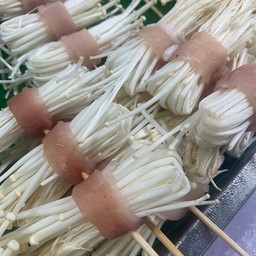 หมูสไลด์ พันเห็ดเข็มทอง