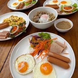 อาหารทางเจ้าหน้าที่มาเสริฟให้