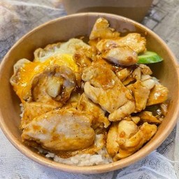 ข้าวหมูผัดกระเทียมพริกไทย