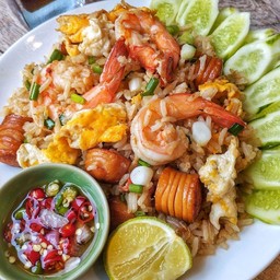 ข้าวผัดกุ้งไส้กรอก