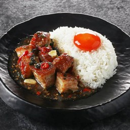ข้าวกะเพราหมูกรอบ ไข่ดอง