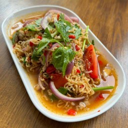 ข้าวหมูแดง บ้านลุงชา