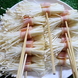 เบคอนไก่พันเห็ดเข็มทอง