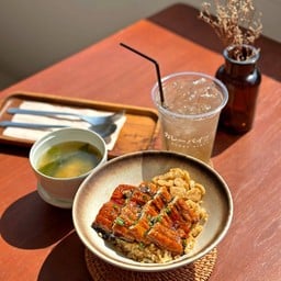 SET ข้าวผัดกระเทียมปลาไหลย่างซีอิ๋ว