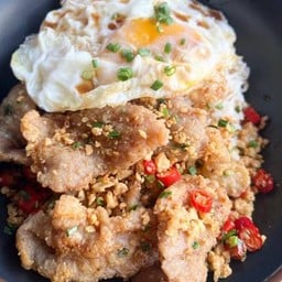 ข้าวเนื้อทอดพริกเกลือ+ไข่ดาว