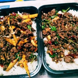 กระเพราหน่อไม้(เนื้อสับ)ราดข้าว