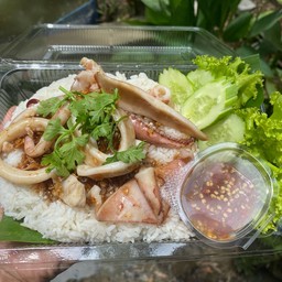 ข้าวหมึกกะเทียม