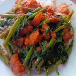 พริกแกงหมูกรอบผักบุ้ง