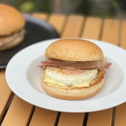เบอร์เกอร์ชีสเบคอนไข่ดาว