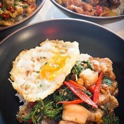 ข้าวกะเพราหมูสามชั้น+ไข่ดาว