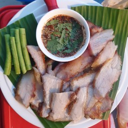 คอหมูย่างริมคลอง