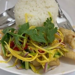 ข้าวปลากระพงทอดราดน้ำยำมะม่วง