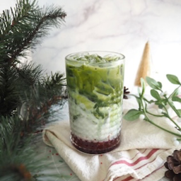 Strawberry Matcha Latte สตรอเบอรี่มัทฉะลาเต้