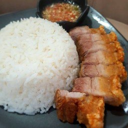 ข้าวหมูกรอบน้ำจิ้มซีฟู้ด