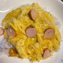 ข้าวไข่ข้นใส้กรอก,