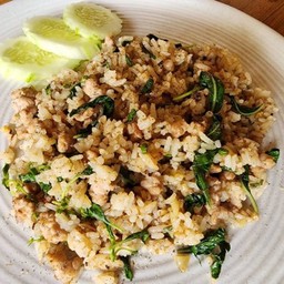 ข้าวคลุกกระเพราหมูพริกขี้หนูสวน