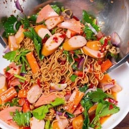 ยำมาม่า (ลูกชิ้นหมู ไส้กรอกไก่ ปูอัด หมูสับ)