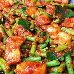 ผัดพริกแกงถั่วฝักยาว หมูชิ้น