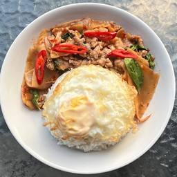 ข้าวหมูสับผัดพริกหน่อไม้ดอง(ฟรีไข่ดาว)
