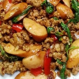 กะเพราไส้กรอกหมูสับราดข้าว