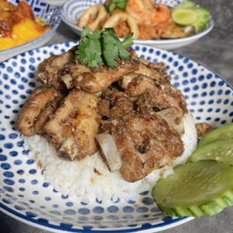 ข้าวซี่โครงหมูทอดกระเทียมพริกไทย