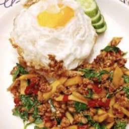 ข้าวผัดกระเพราหน่อไม้ หมูสับ+ท๊อปปิ้ง