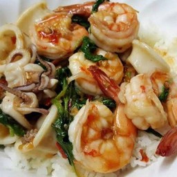 ข้าวกระเพราปลาหมึก+กุ้ง