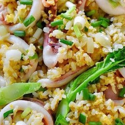 ข้าวผัดปลาหมึก