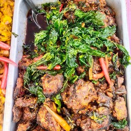 ปลาดุกผัดพริกแกง