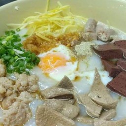 โจ๊กหมูสับปั้น รวมเครื่องใน เลือดหมู
