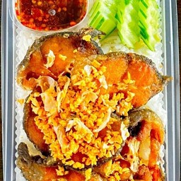 ข้าวปลาดุกทอดกระเทียม