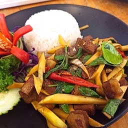 ผัดเผ็ดหน่อไม้ ราดข้าว