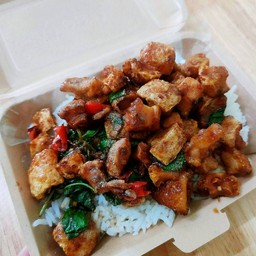 กะเพรากากหมู ราดข้าว